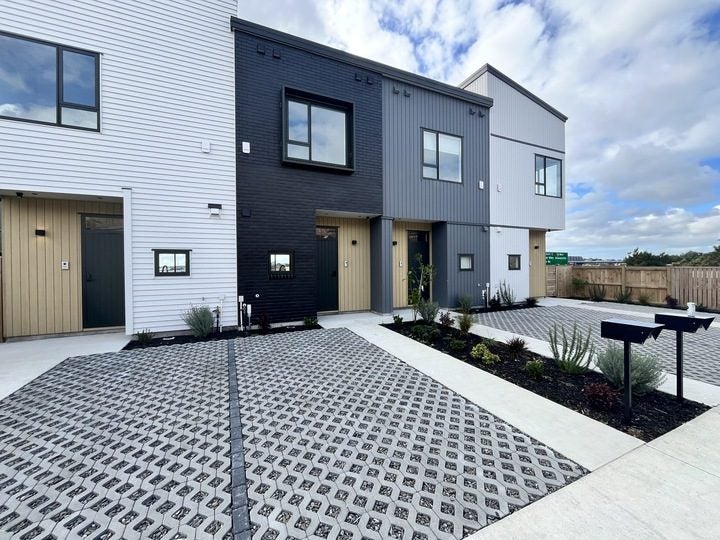 20 Puihi Crescent, Massey, Auckland - Carousel 1