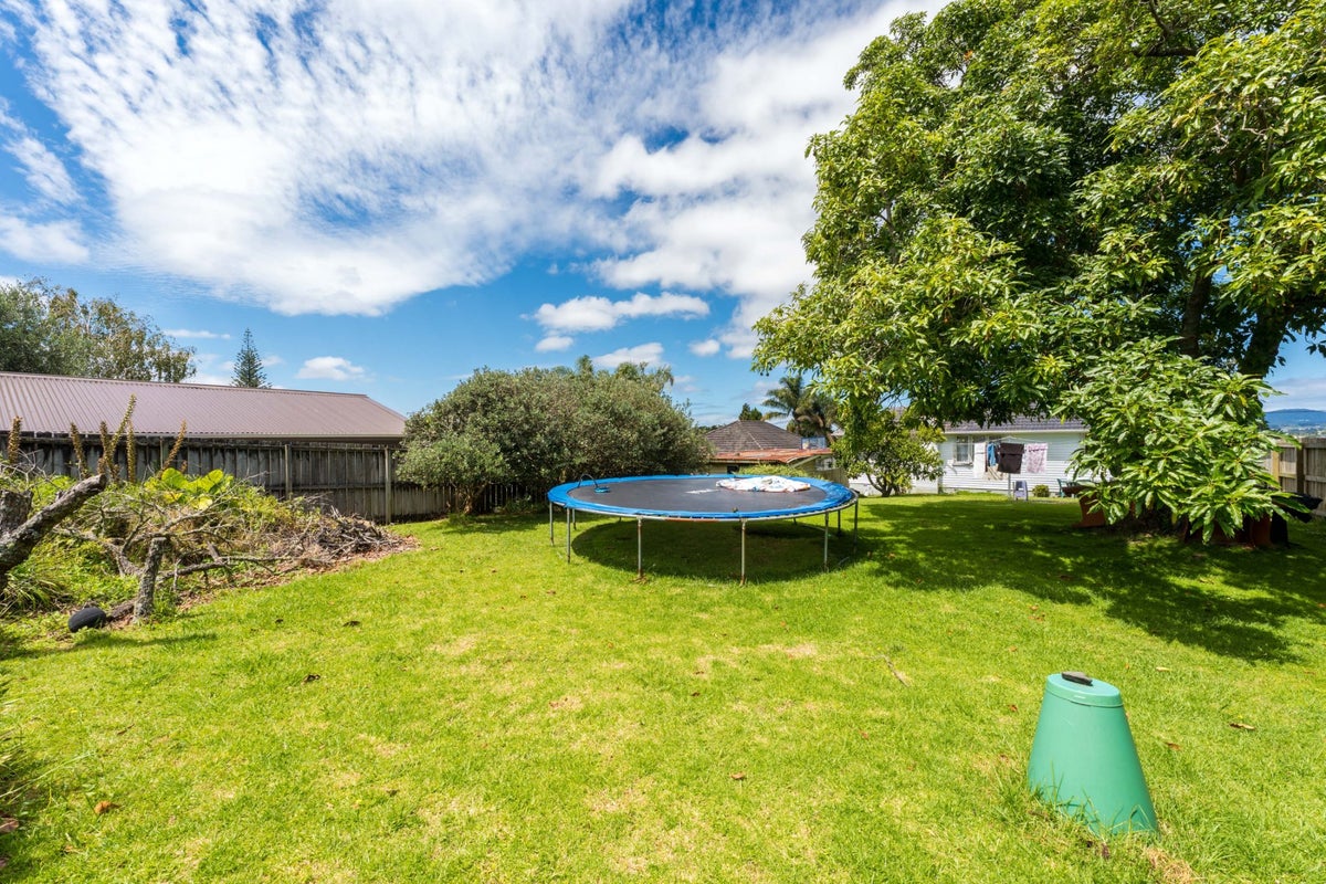 13 Waione Avenue, Te Atatu Peninsula, Auckland - Carousel 2