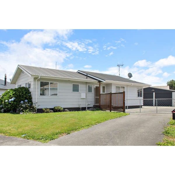 55 Geraldine Crescent, Cloverlea, Palmerston North - Carousel 1