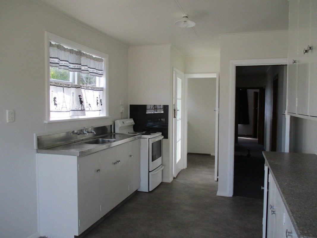 9 Birman Place, Cannons Creek, Porirua - Carousel 2