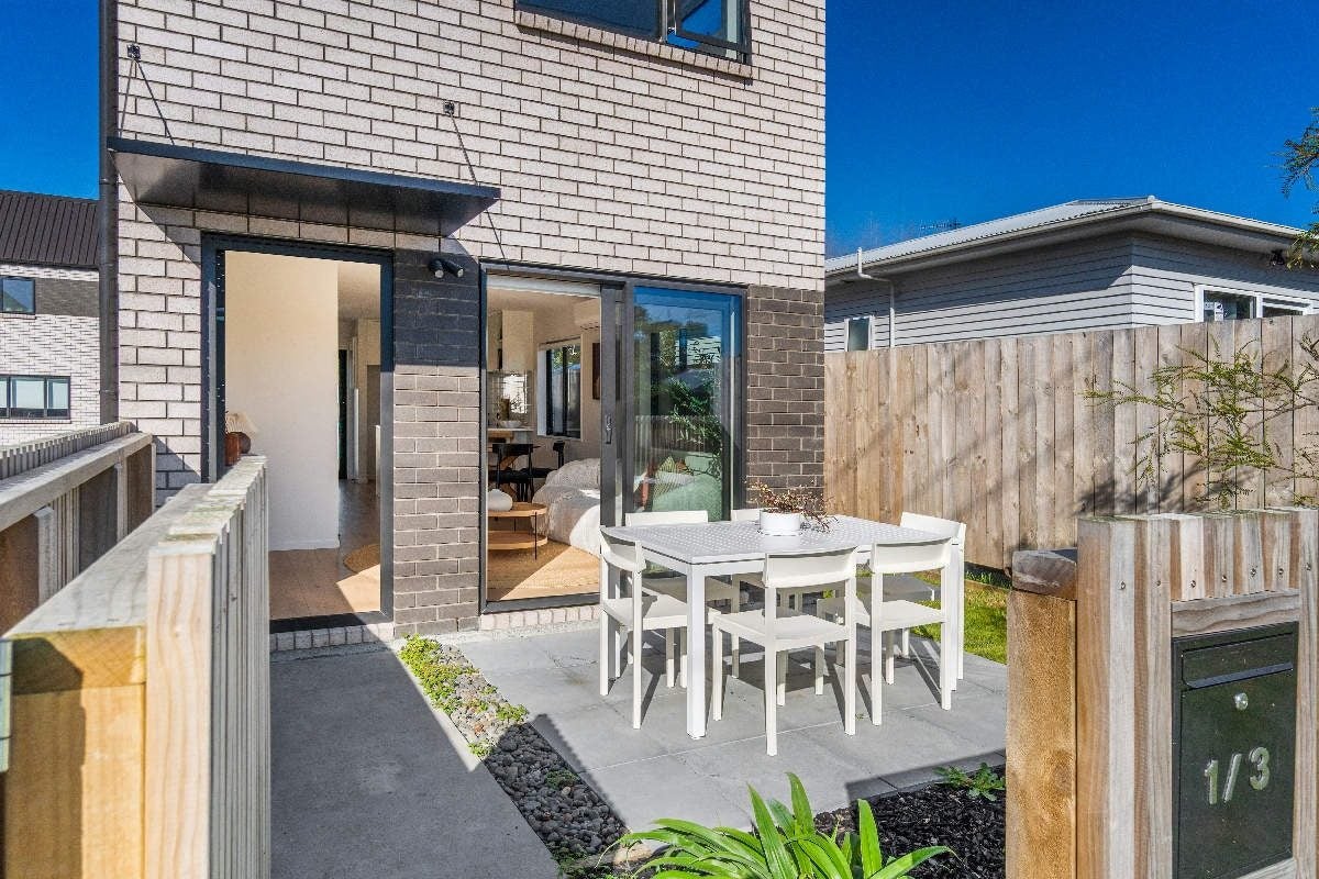 1/3 Eskdale Road, Birkdale, Auckland - Carousel 2