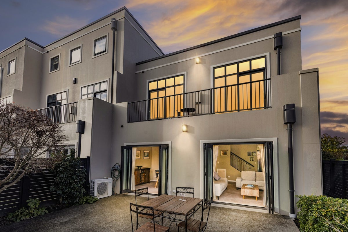 10 Country Club Terrace, Northwood, Christchurch - Carousel 1