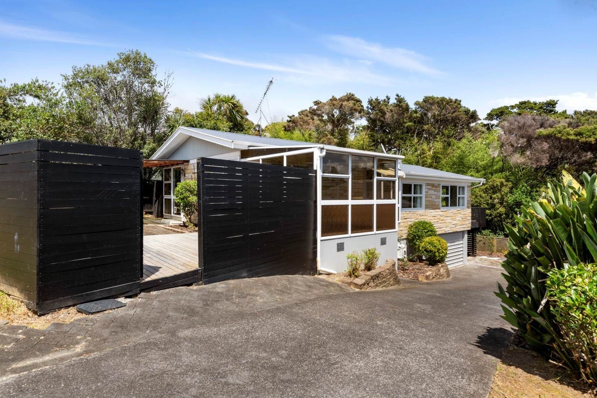 64 Roseberry Avenue, Birkenhead, Auckland - Carousel 1