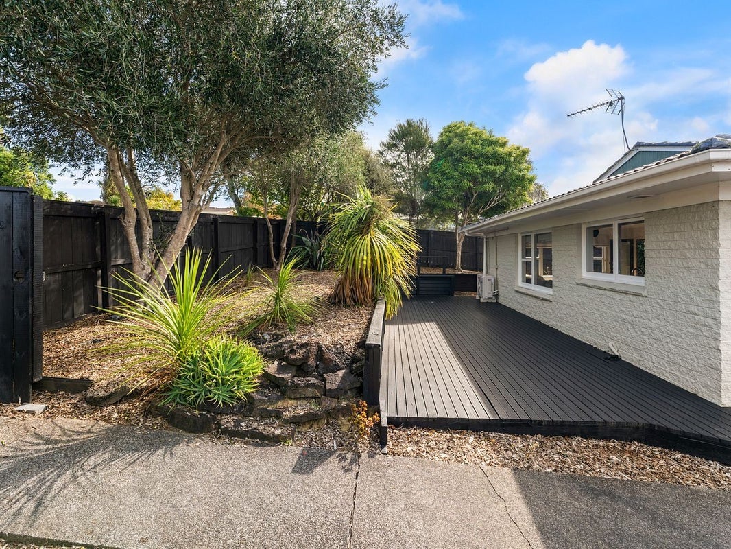 1/1 Broadview Place, Howick, Auckland - Carousel 1