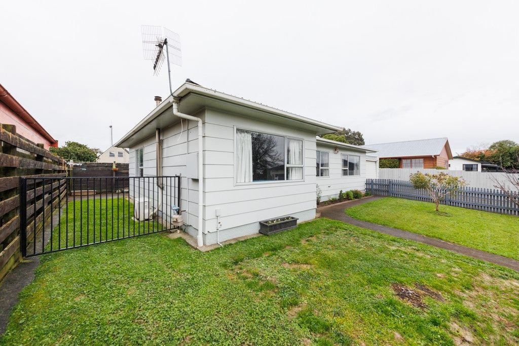 8 Suzanne Grove, Kelvin Grove, Palmerston North - Carousel 14