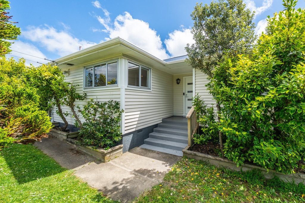 53 Castor Crescent, Cannons Creek, Porirua - Carousel 1
