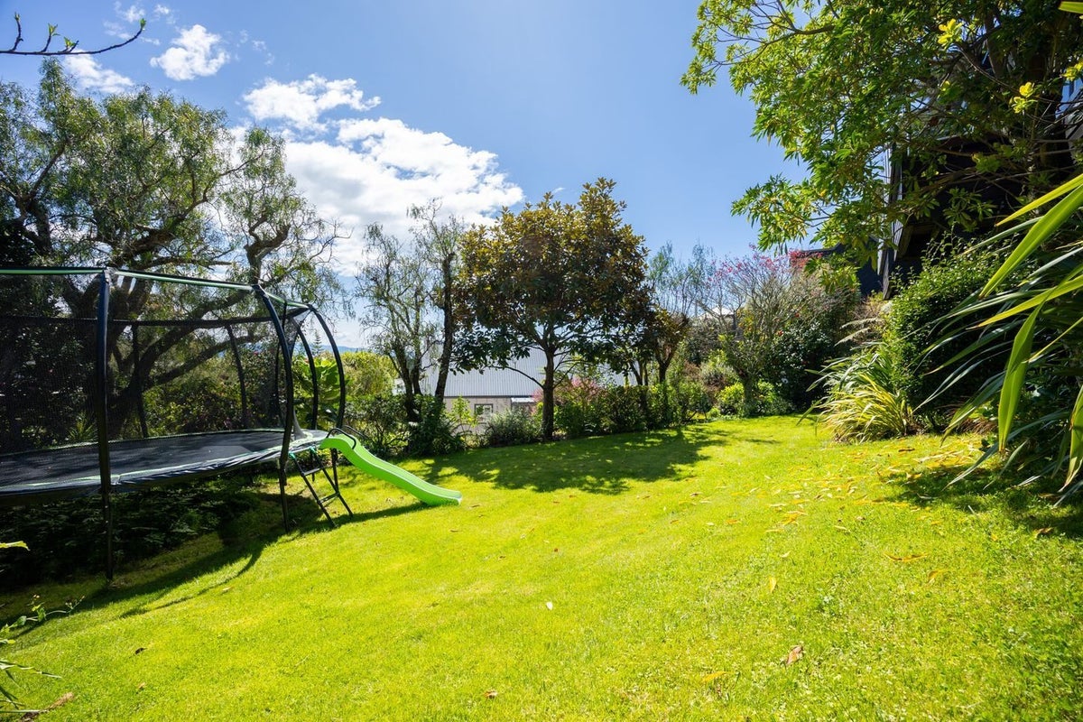 2 The Cliffs, Britannia Heights, Nelson - Carousel 30