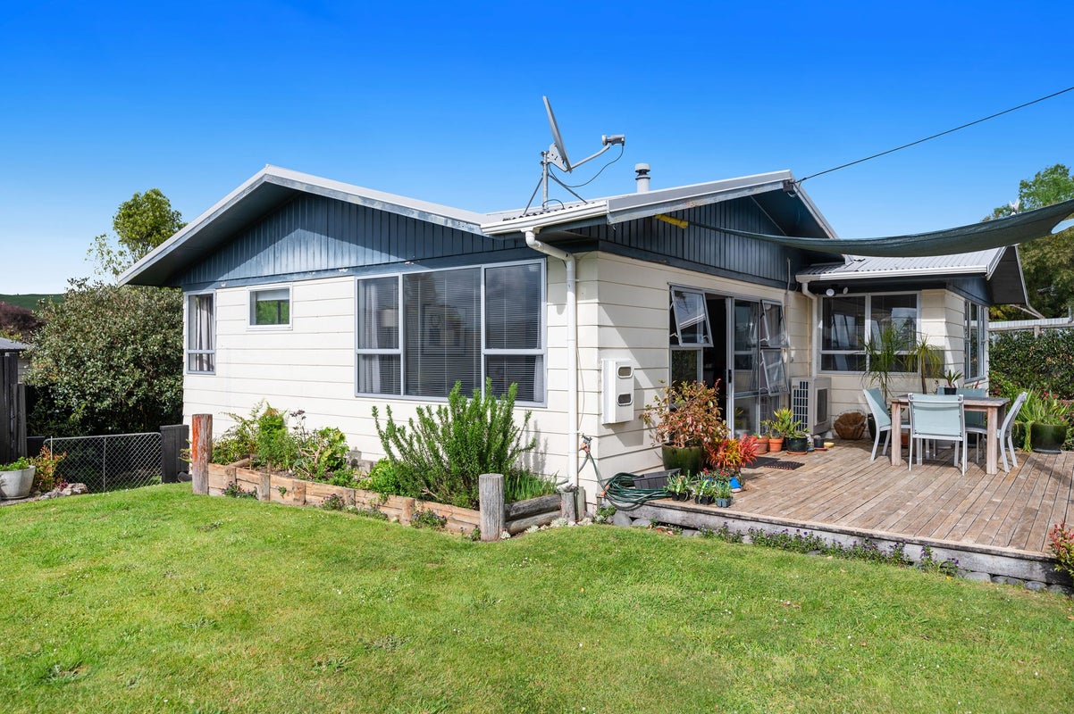 4 Paterson Grove, Pukehangi, Rotorua - Carousel 1