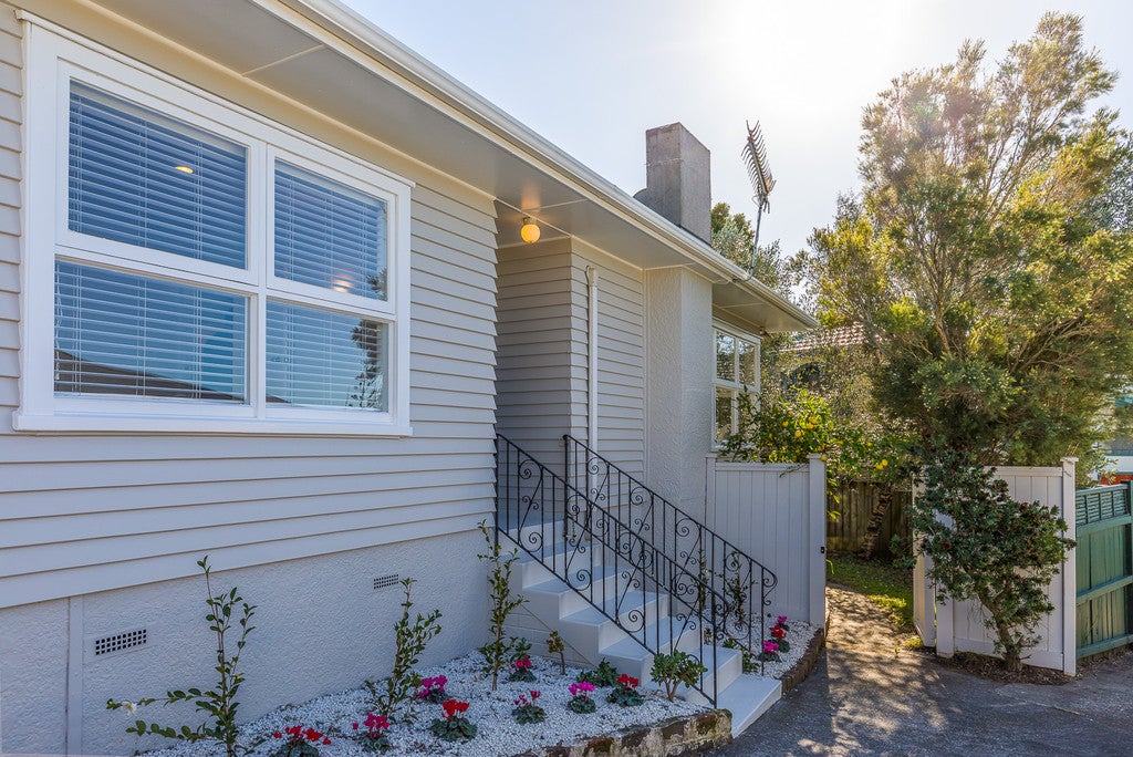 21 Raleigh Road, Northcote, Auckland - Carousel 2