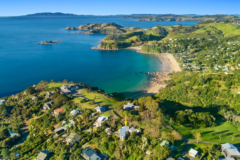 19 Great Barrier Road, Oneroa, Waiheke Island - Carousel 1
