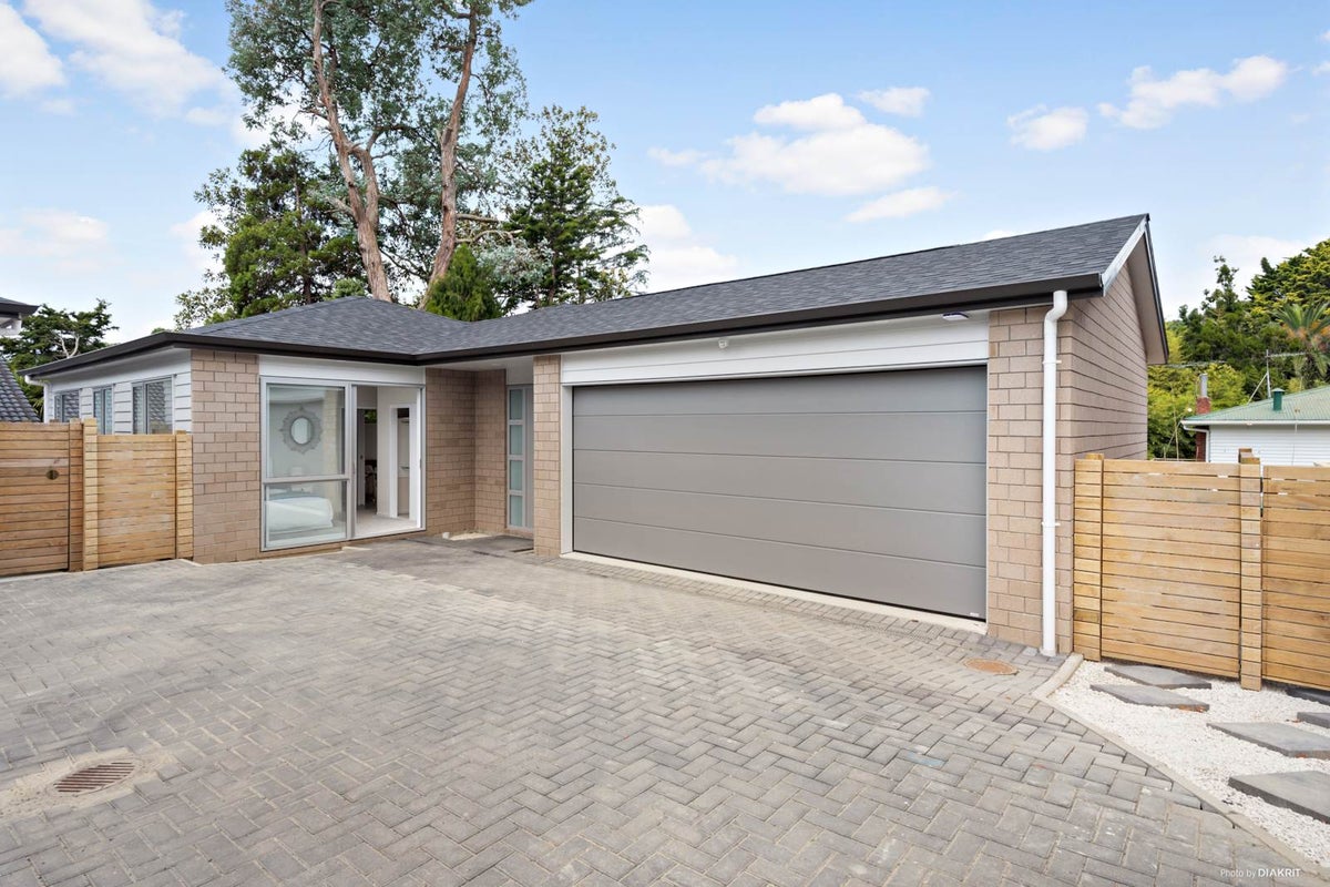 21B Hutchinson Avenue, New Lynn, Auckland - Carousel 1