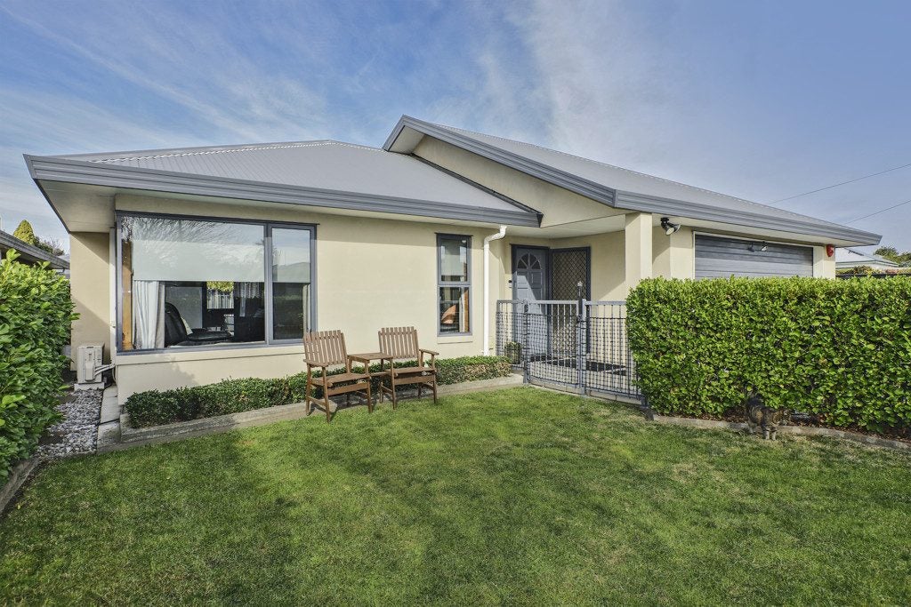 1015 Caroline Road, Mayfair, Hastings - Carousel 1
