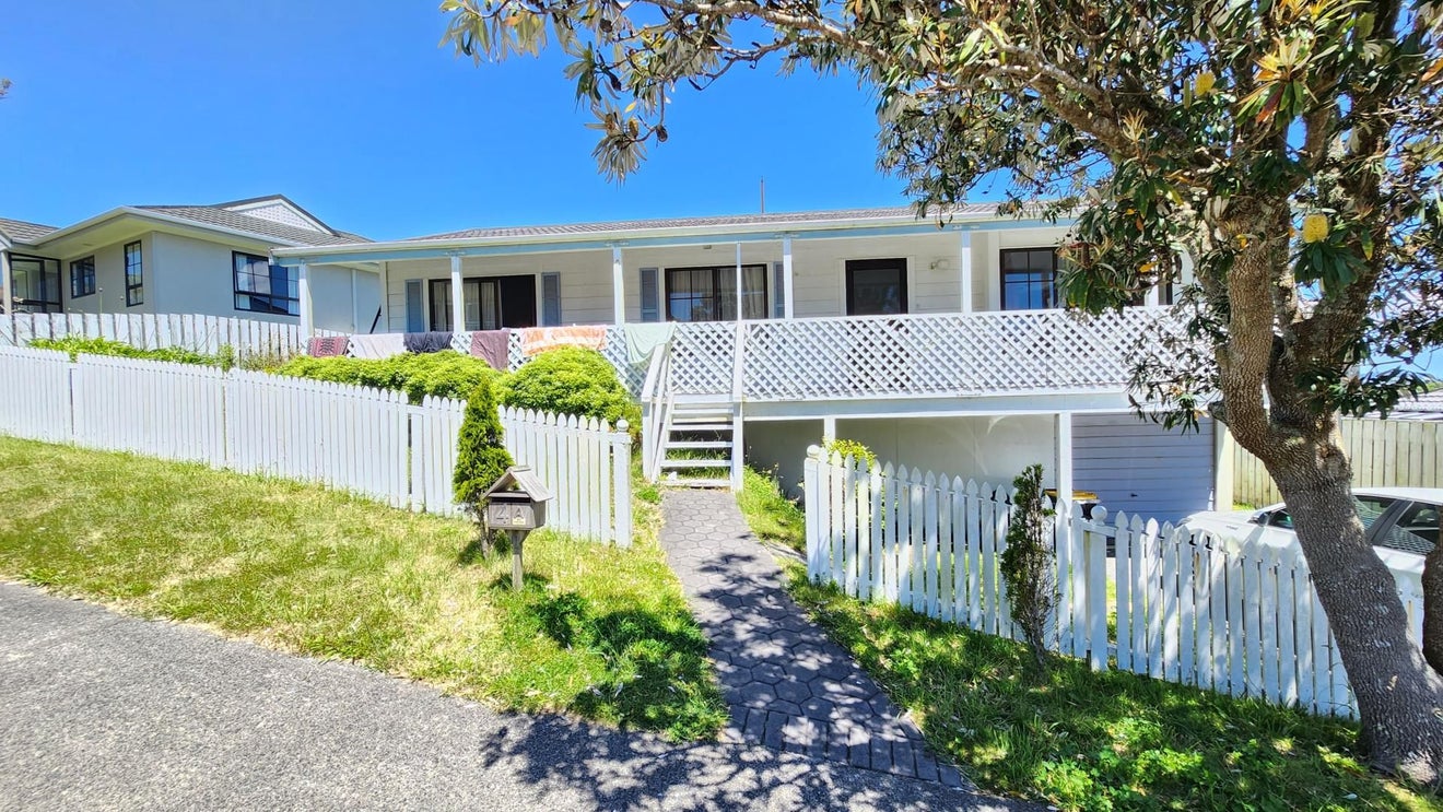 4A Glenwood Grove, Woodridge, Wellington - Carousel 2