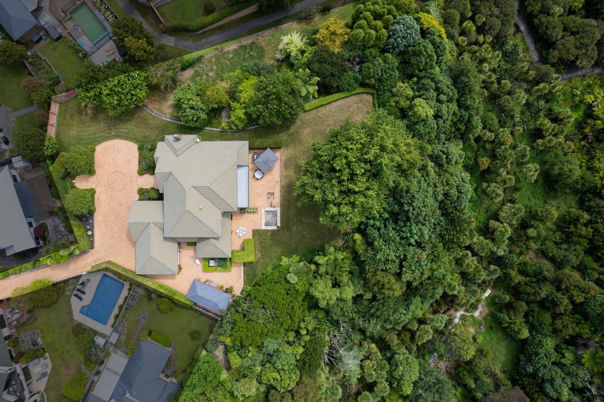 31 Montrose Crescent, Huntington, Hamilton - Carousel 2