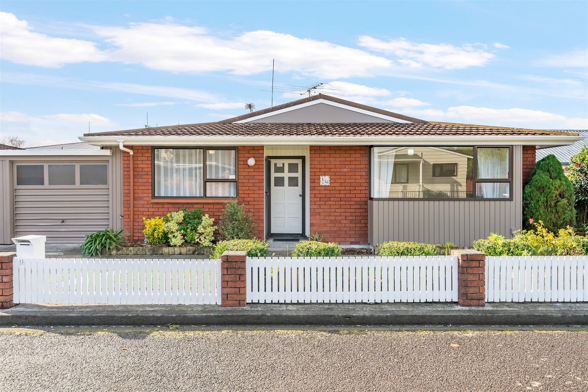 1/11 California Drive, Totara Park, Upper Hutt - Carousel 2