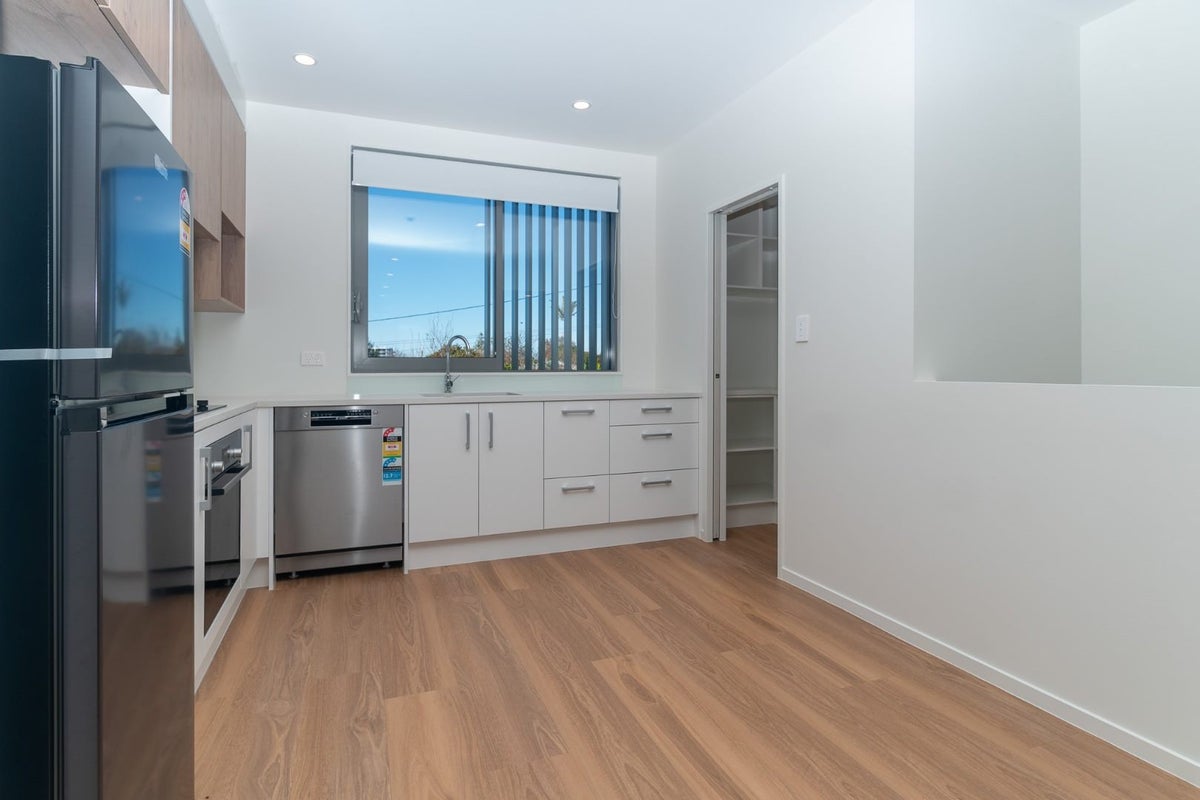 8/2 Moor Avenue, Te Atatu Peninsula, Auckland - Carousel 2