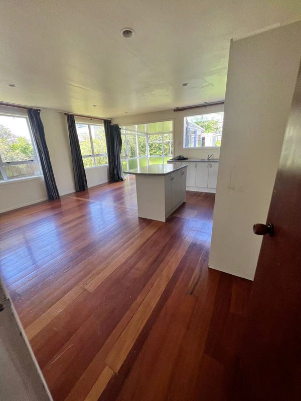34 Holland Avenue, Point England, Auckland - Carousel 2