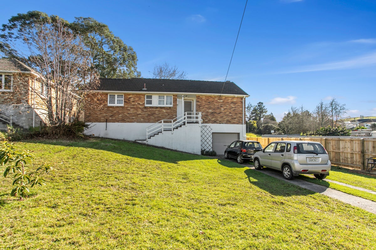 18 Te Wheoro Street, MEREMERE, MERCER - Carousel 1