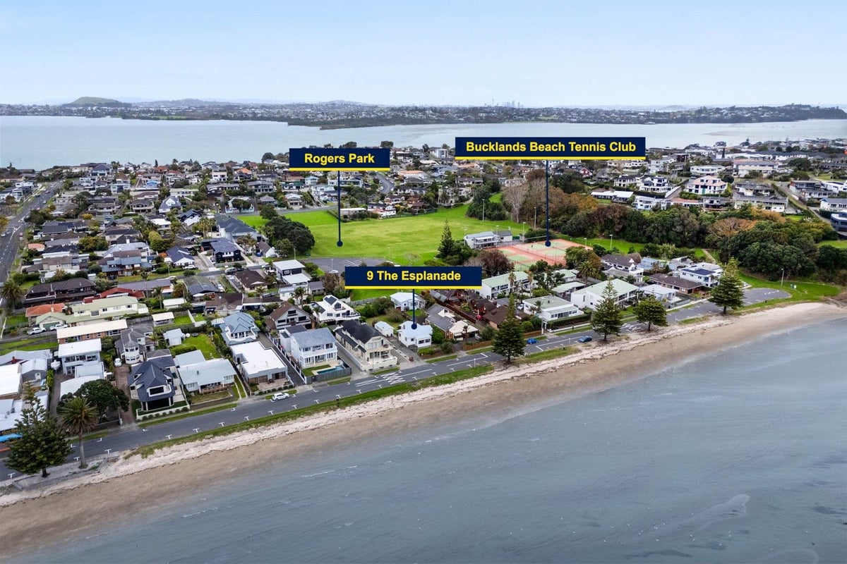 9 The Esplanade, Eastern Beach, Manukau City, Auckland - Carousel 1