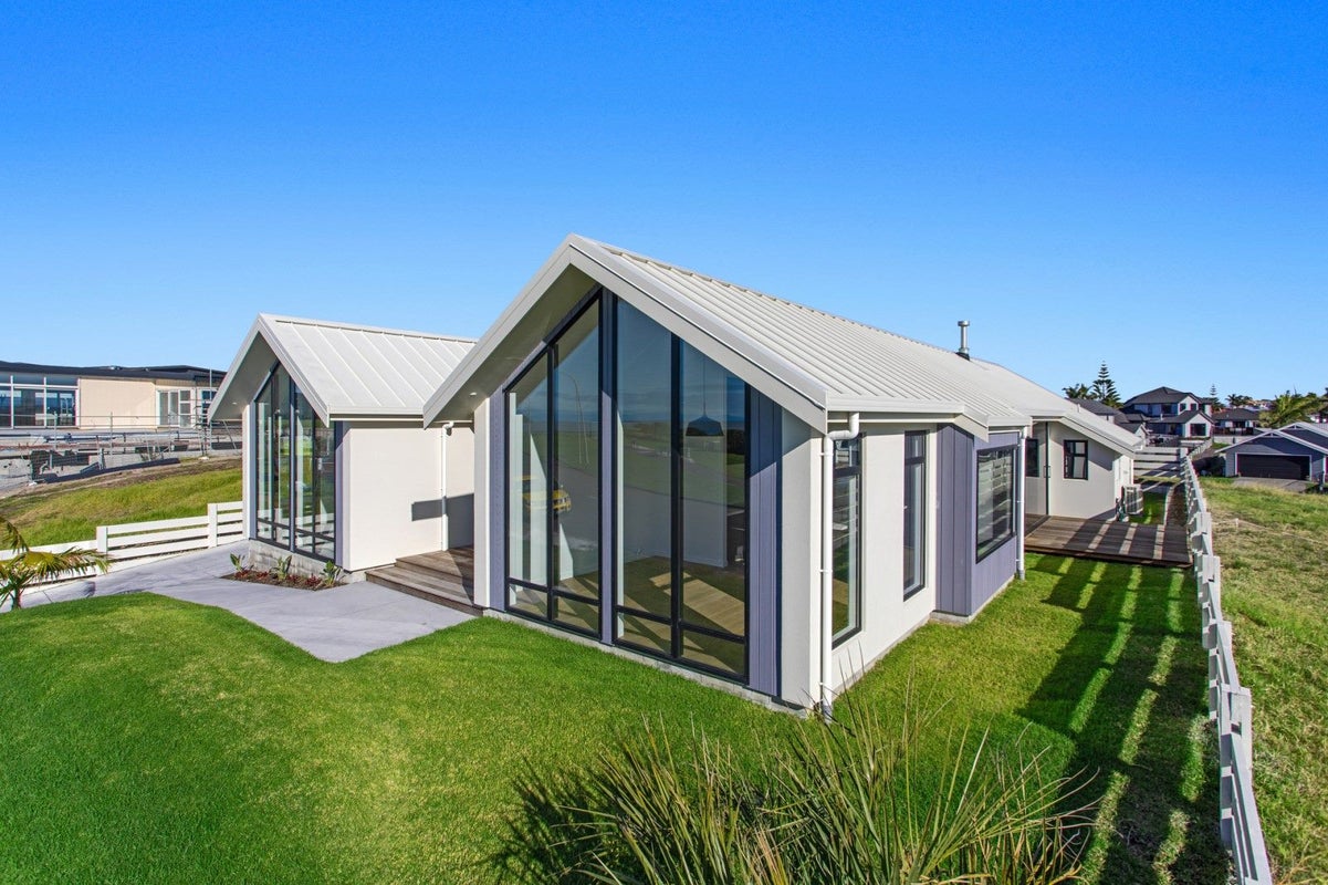 16 Pacific Parade, Coastlands, Whakatane - Carousel 40