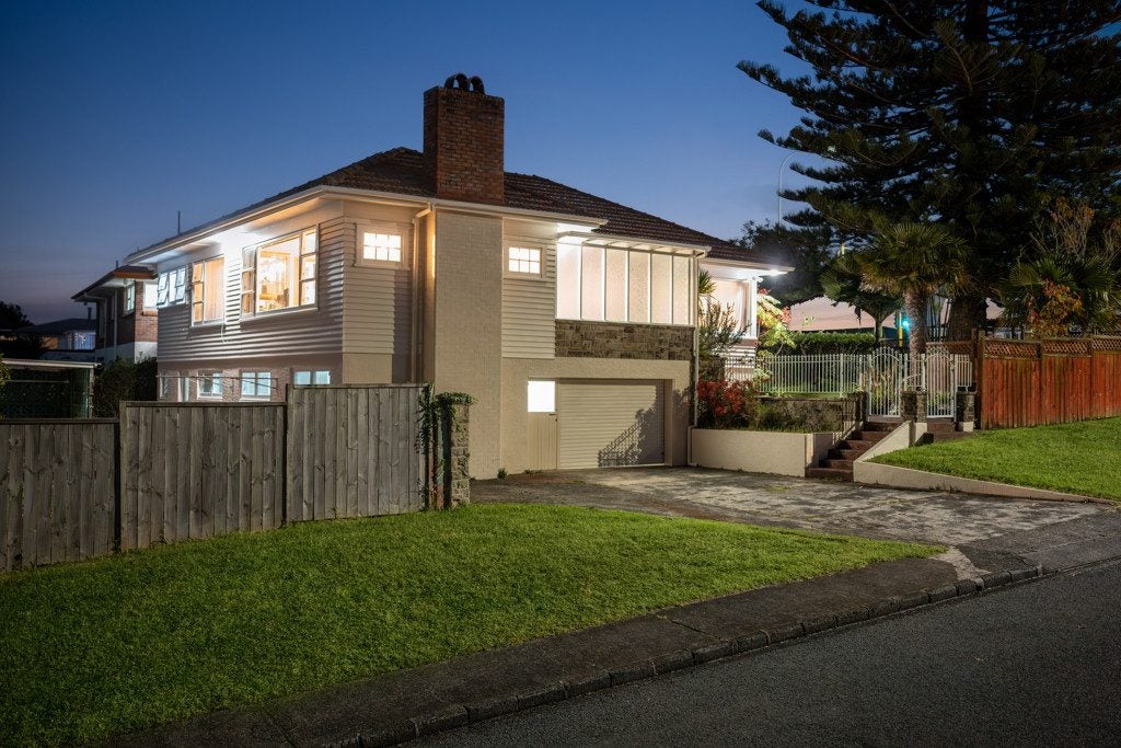 221 Te Atatu Road, Te Atatu South, Auckland - Carousel 1
