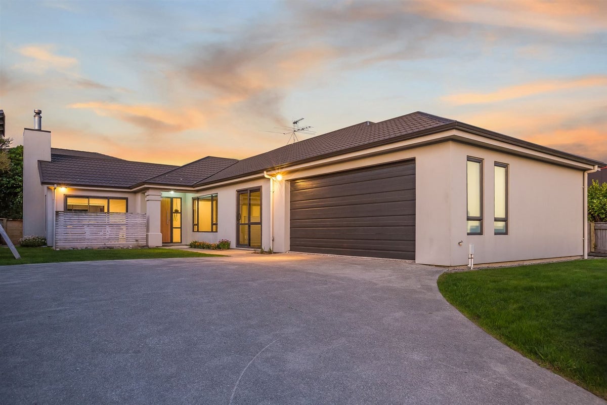 32 Mo Street, Camborne, Porirua - Carousel 1