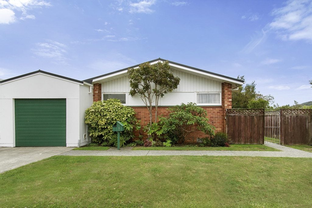 5 Surrey Street, Tawa, Wellington - Carousel 1