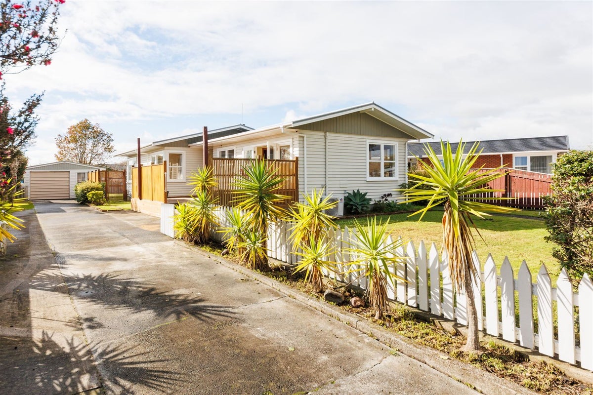 39 Abraham Crescent, Milson, Palmerston North - Carousel 1
