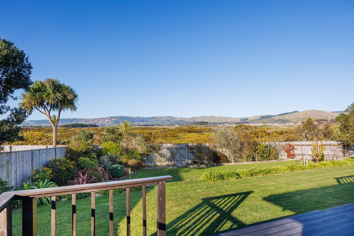 12 Ron Place, Fitzherbert, Palmerston North - Carousel 2