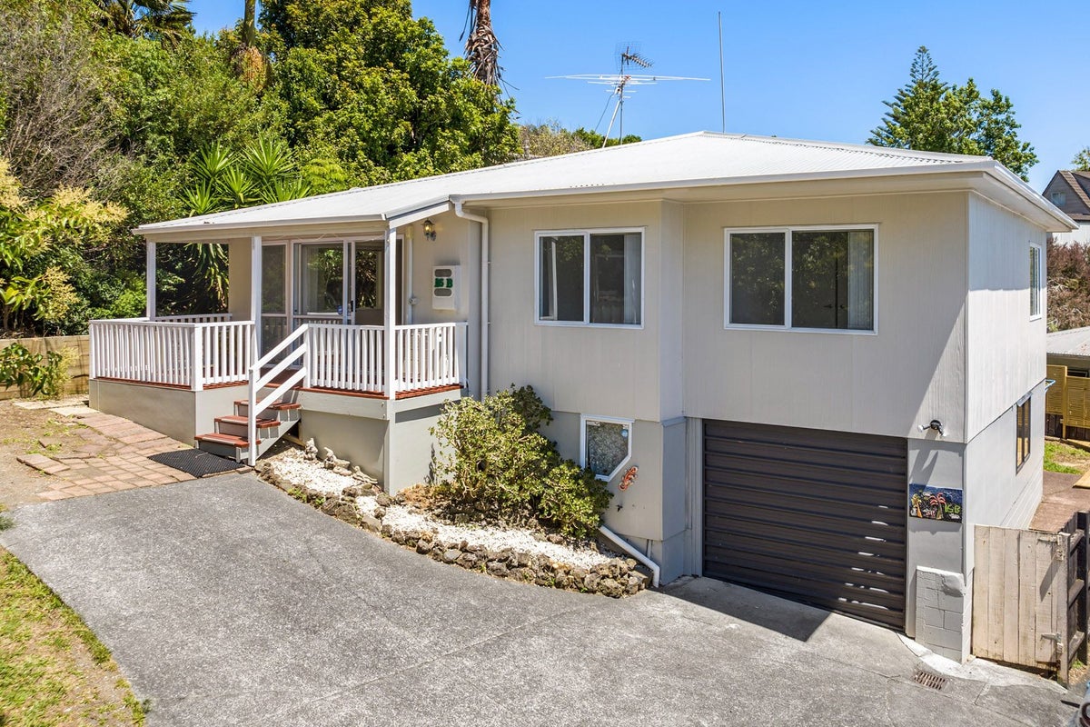2/16 Lilburn Crescent, Massey, Auckland - Carousel 1
