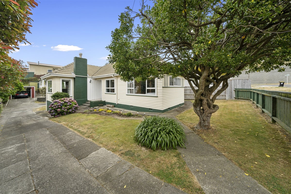 25 Mexted Terrace, Tawa, Wellington - Carousel 1