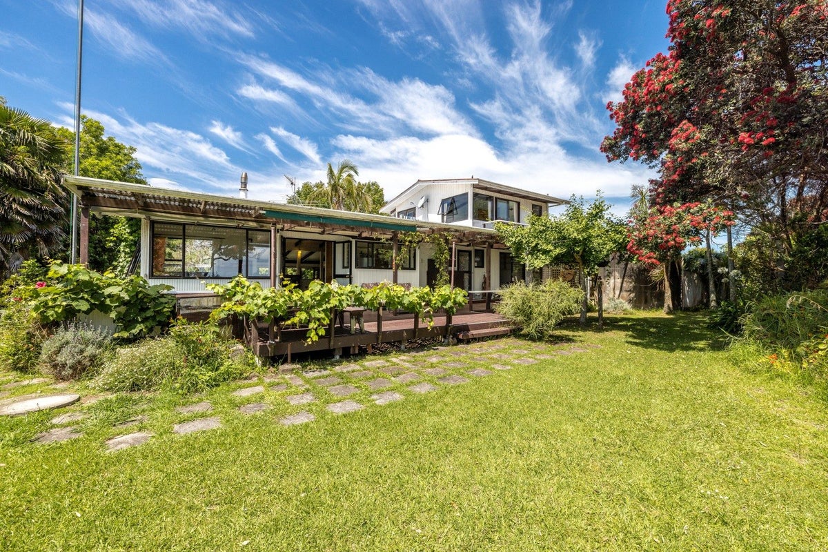 18 Esslin Road, Surfdale, Waiheke Island - Carousel 2