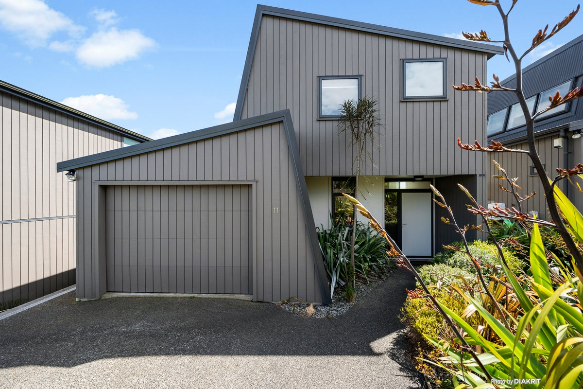 11 Lacebark Lane, Woodridge, Wellington - Carousel 1
