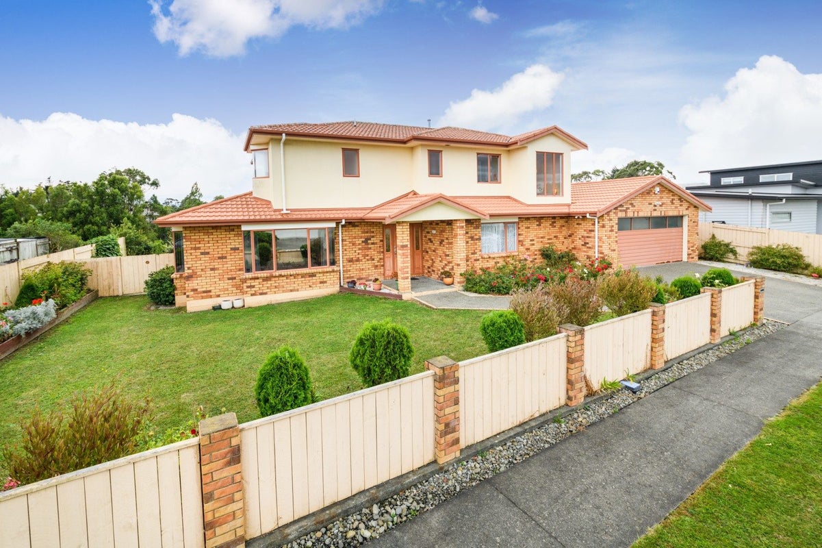 12 Silkwood Place, Fitzherbert, Palmerston North - Carousel 1