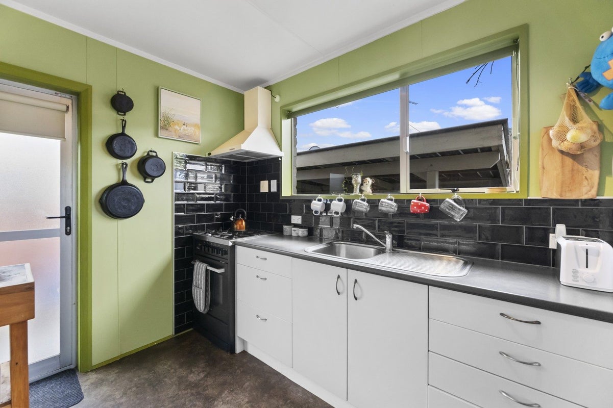 16A Royal Crescent, Saint Kilda, Dunedin - Carousel 2
