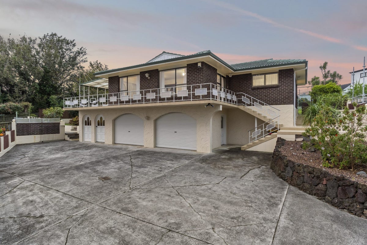 88 Cardiff Road, Pakuranga, Auckland - Carousel 1