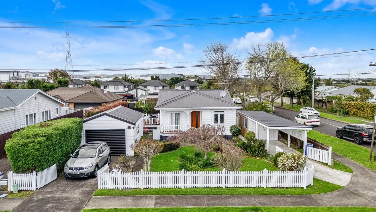 18 Graham Road, Conifer Grove, Takanini - Carousel 1