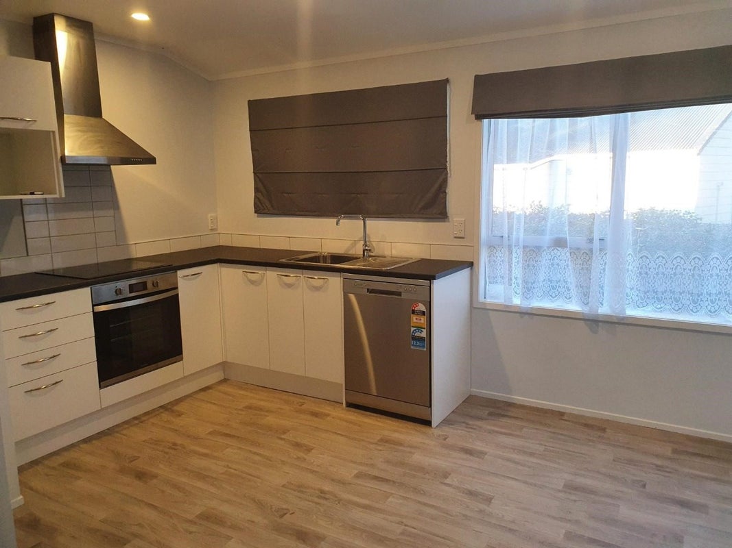 2/10 Gloaming Place, Conifer Grove, Takanini - Carousel 2
