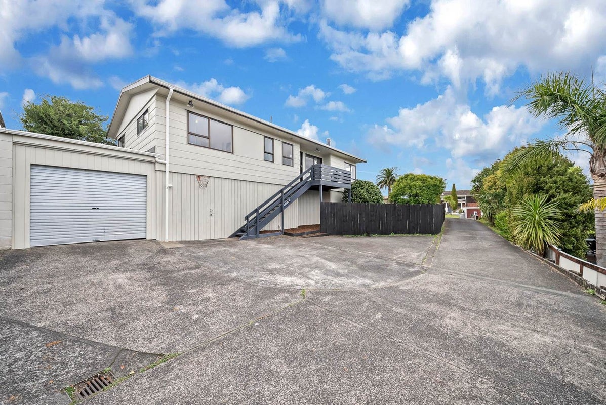 1/31 Cyclarama Crescent, Massey, Auckland - Carousel 1