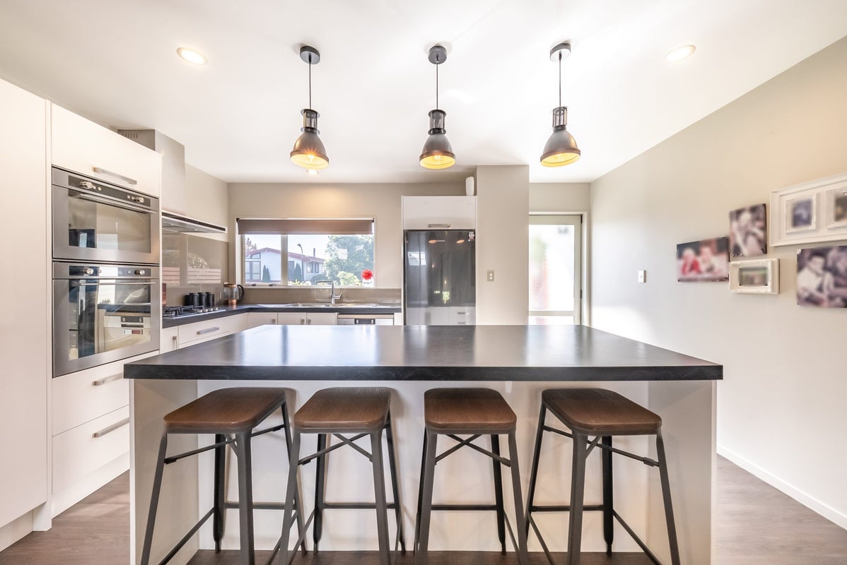 10 Seymour Grove, Kingsley Heights, Upper Hutt - Carousel 2