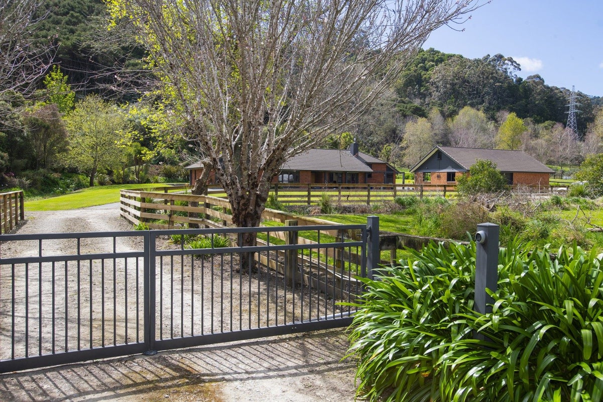 30 Dryden Street, Whataupoko, Gisborne - Carousel 1
