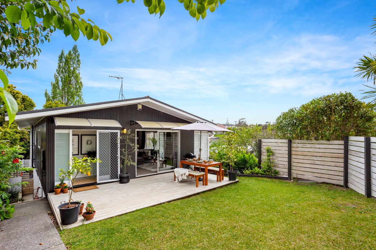 1/1 Armstrong Place, New Lynn, Auckland - Carousel 1