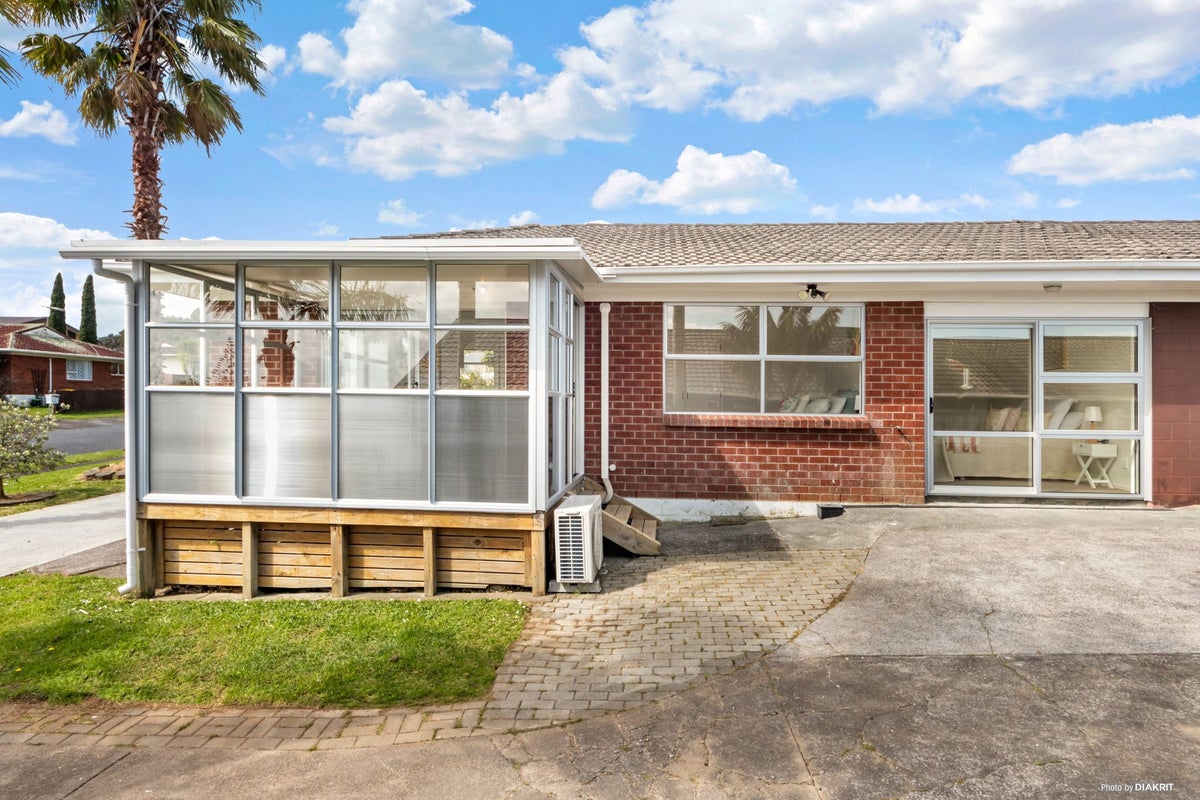 1/9 Benygloe Place, Highland Park, Auckland - Carousel 1