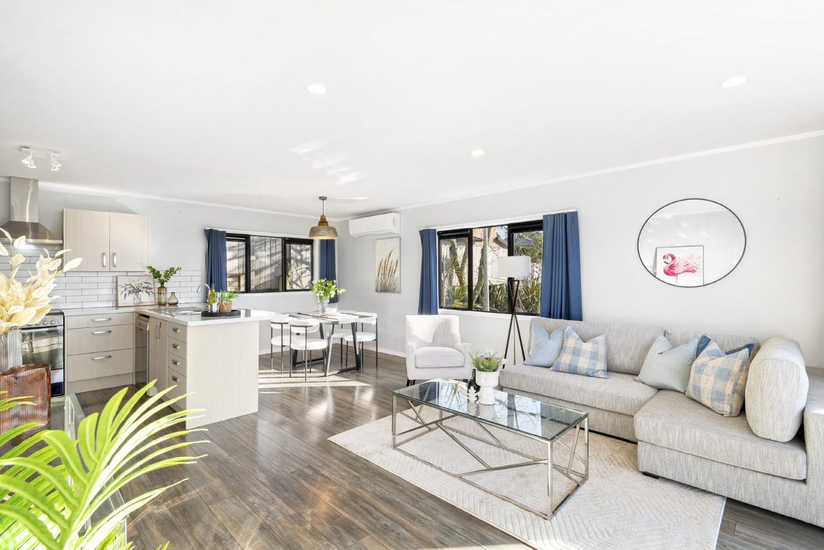 2/8 Flynn Street, Birkdale, Auckland - Carousel 2