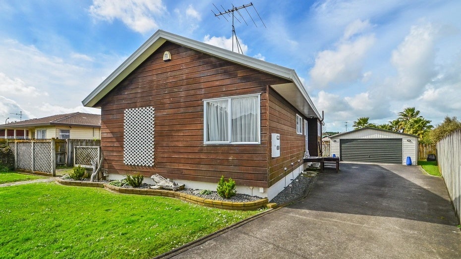 23 Burswood Drive, Burswood, Auckland - Carousel 1
