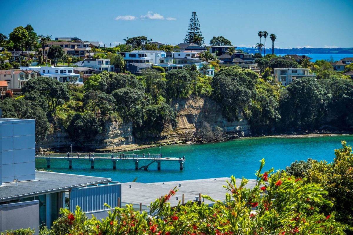 1/4 Bournemouth Terrace, Murrays Bay, Auckland - Carousel 2