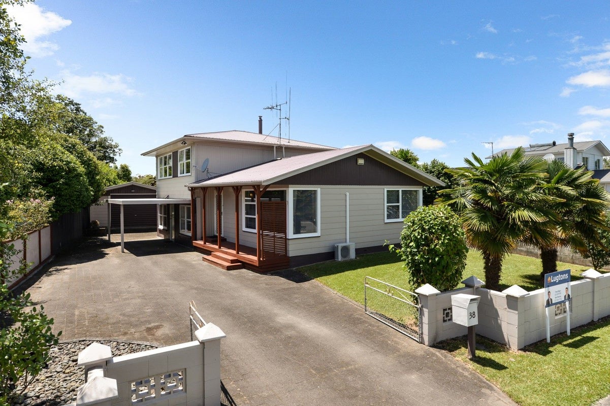 38 Deanwell Avenue, Deanwell, Hamilton - Carousel 1