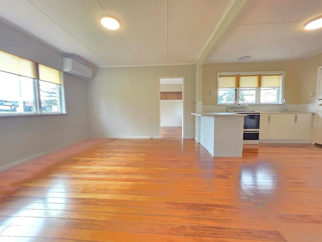 86 Titirangi Road, New Lynn, Auckland - Carousel 2