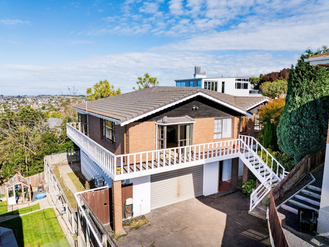 8B Bellevue Street, Belleknowes, Dunedin - Carousel 1