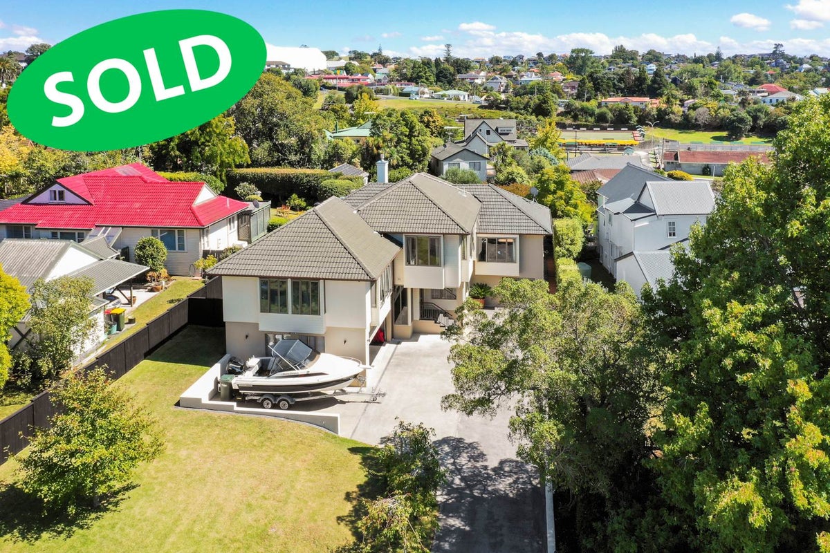15 Masefield Street, Cockle Bay, Auckland - Carousel 1